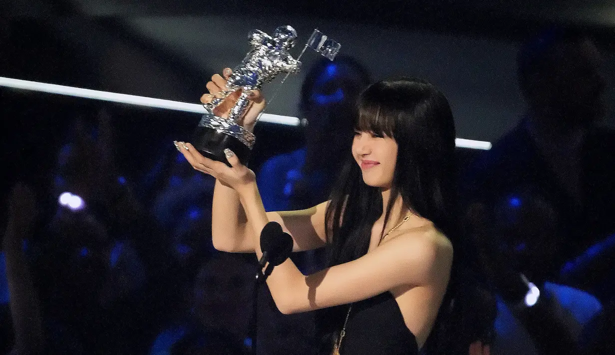 Lisa menerima penghargaan Best K-Pop pada ajang MTV VMA 2022 di Prudential Center, Newark, New Jersey, Amerika Serikat, 28 Agustus 2022. Para penggemar menyampaikan selamat kepada Lisa atas pencapaian luar biasa untuk karier solonya. (Bennett Raglin/Getty Imagesfor MTV/Paramount Global/AFP)