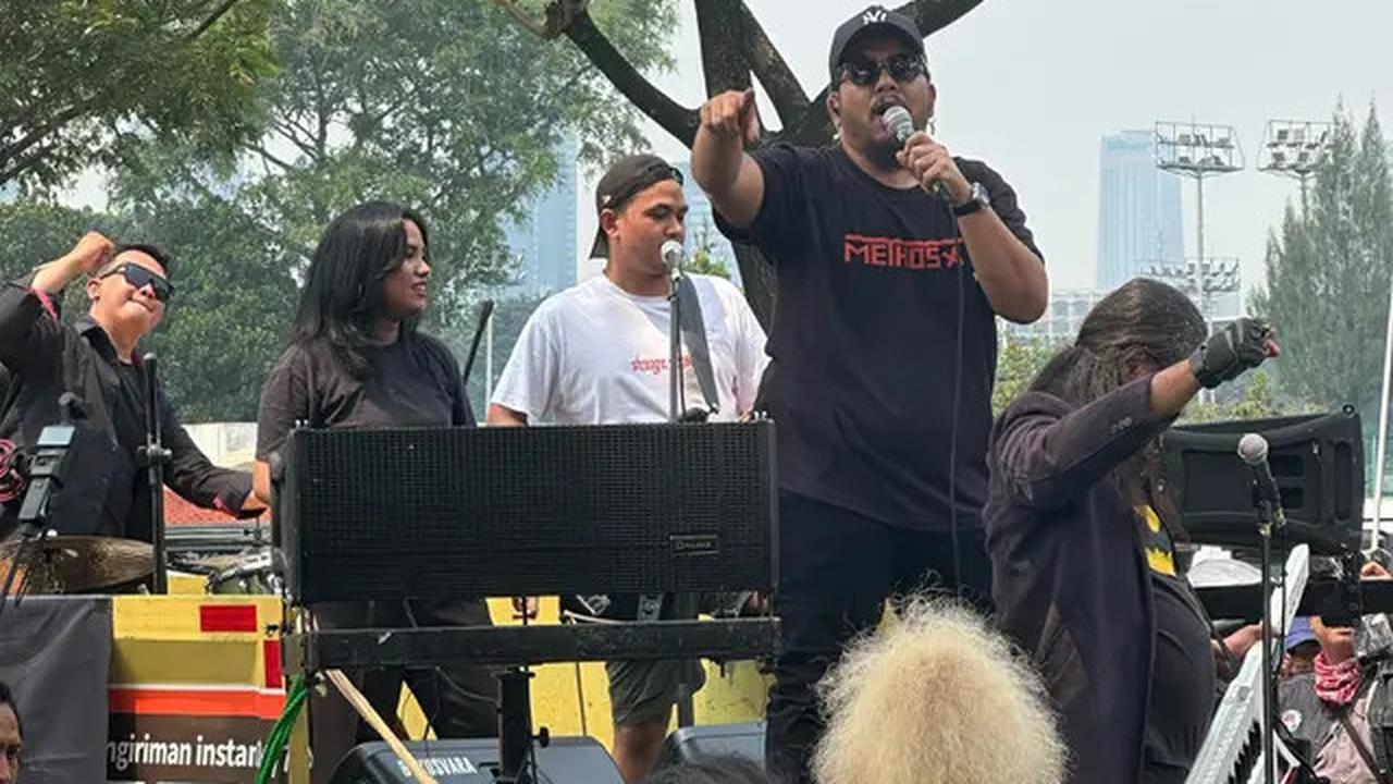4 Potret Band Methosa Turun ke Jalan Dukung May Day, Sebut Hari Buruh 2025 Bernuansa Magis