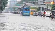 Banjir yang melanda Jalan Gunung Sahari membuat semua kendaraan menumpuk di jalur busway (Liputan6.com/Herman Zakharia)