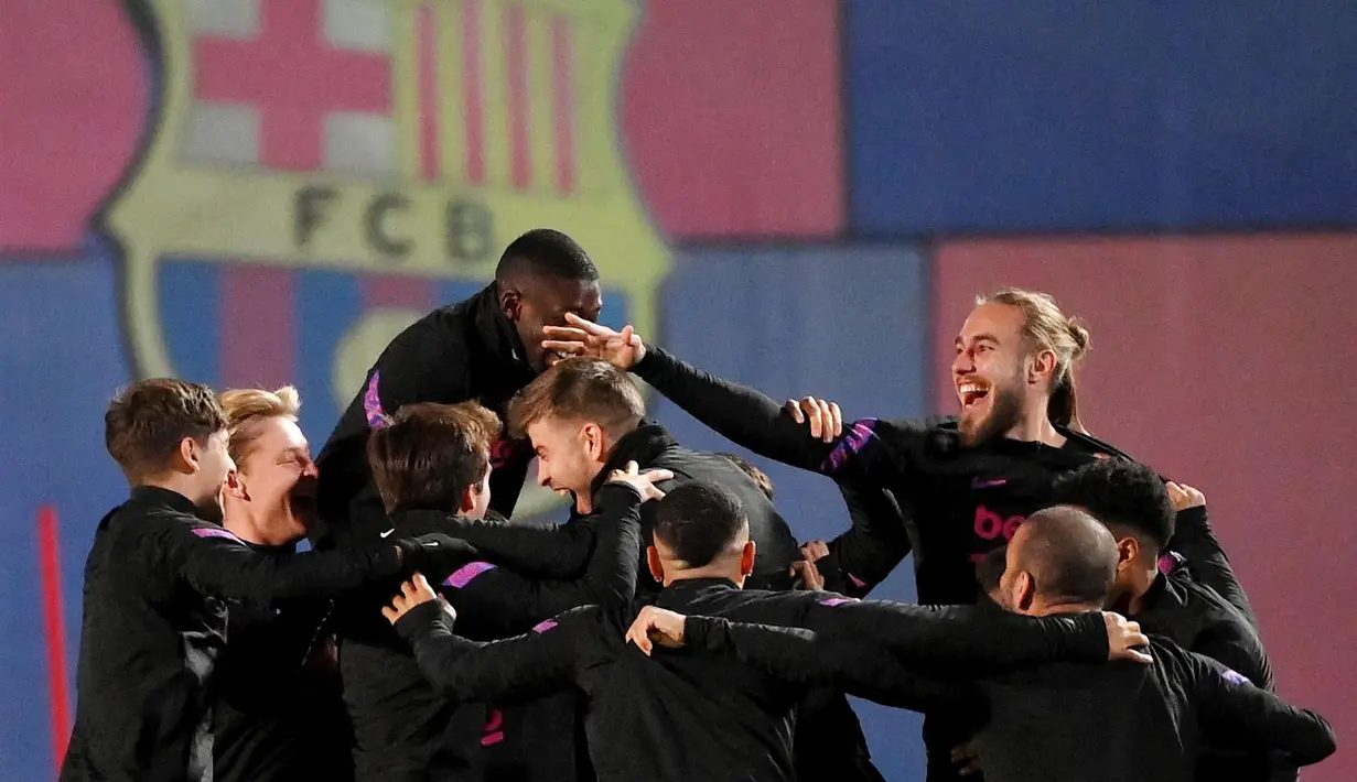 Para pemain Barcelona tampak ceria saat mengikuti sesi latihan jelang menghadapi Benfica di Liga Champions. (AFP/Lluis Gene)