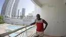 Menikmati pemandangan didepan apartemen adalah bagian dari keseharian Jacksen F. Tiago di Gurney, Penang, Malaysia, Minggu (31/01/2016). (Bola.com/Nicklas Hanoatubun)