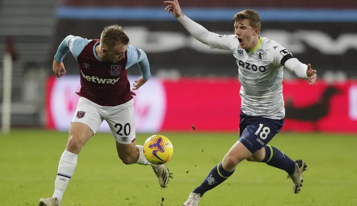 Penyerang West Ham, Jarrod Bowen berebut bola dengan bek Aston Villa, Matt Targett pada pekan 10 Liga Inggris 2020-2021 di Stadium of London, Selasa (1/12/2020) dini hari WIB. West Ham secara dramatis berhasil mengalahkan Aston Villa dengan skor akhir 2-1. (AP Photo/Frank Augstein, Pool)