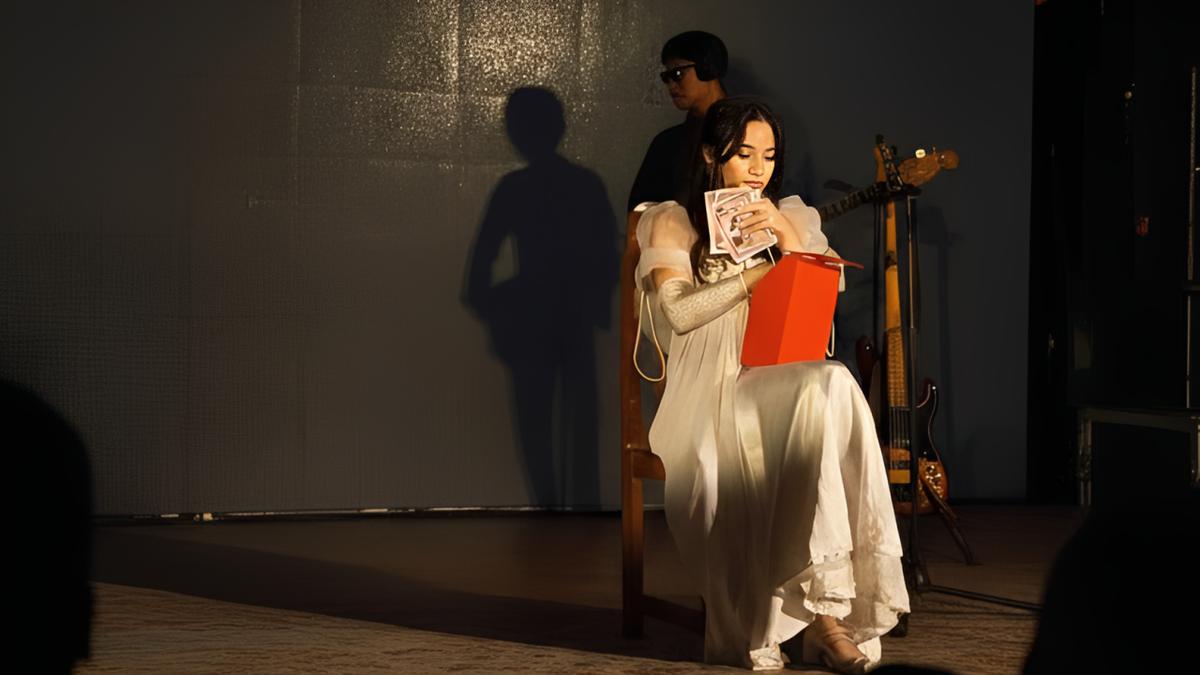 Raissa Anggiani Bacakan Surat Penggemar di Panggung Tur Kepada, Yang Terhormat