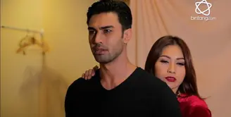 Tata Janeeta- Mehdi dipertemukan lewat Video clip singlenya yang membuat mereka saling suka satu sama lain.