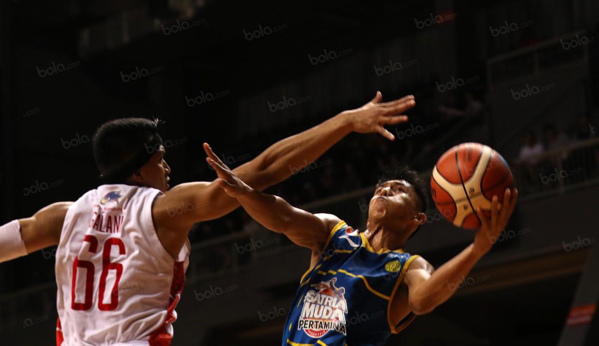 Pemain Satria Muda, Hardianus #2 melakukan tembakan saat dihadang pemain Garuda Bandung, Galank Gunawan pada  perempat final Playoffs Indonesia  Basket League (IBL) di Britama Arena, Jakarta, Selasa (17/5/2016). (Bola.com/Nicklas Hanoatubun)