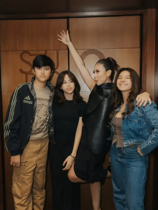 Bersama ketiga anaknya, Wulan hadirkan gaya yang energentic. [Foto: Instagram/ Wulan Guritno]