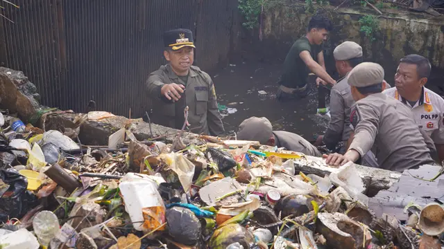 Wali Kota Depok, Supian Suri bersama Satpol PP Kota Depok membersihkan sampah di kali cabang tengah, Balai Kota Depok, Rabu (12/3/2025). (Istimewa)