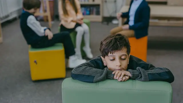 Anak Shy Introvert Cenderung Memiliki Kepribadian yang Pendiam dan Pemalu