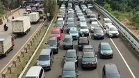 Sejumlah kendaraan terjebak kemacetan panjang di tol yang mengarah ke Bandara Soekarno-Hatta (Soetta), Tangerang, Banten, Selasa (10/11/2020). Kemacetan terjadi karena adanya penyambutan kepulangan pimipinan Front Pembela Islam (FPI) Rizieq Shihab. (Liputan6.com/Angga Yuniar)