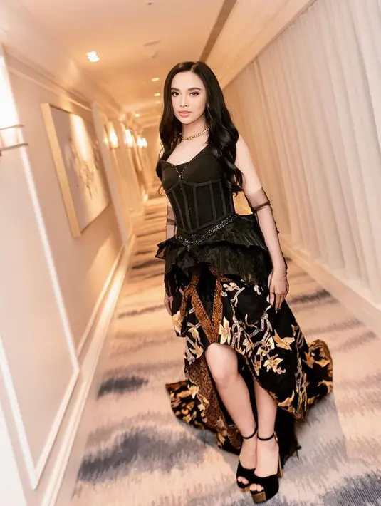Gaun tersebut pun dipadukan dengan heels pump warna hitam yang serasi dengan outfitnya.  [@lyodraofficial]