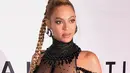 Beyonce tampak judes dan seksi dalam foto ini ya! (REX/Shutterstock/HollywoodLife)