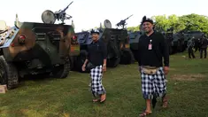 Petugas keamanan adat di Bali atau disebut pecalang berjaga selama persiapan keamanan untuk kunjungan Raja Salman bin Abdul-Aziz Arab Saudi di Nusa Dua, Bali (3/3). Raja Salman akan berlibur di Bali tanggal 4 sampai 9 Maret. (AFP Photo / Sonny Tumbelaka)