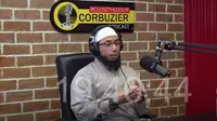 Ustaz Khalid Basalamah di podcast Deddy Corbuzier (YouTube/ DeddyCorbuzier)