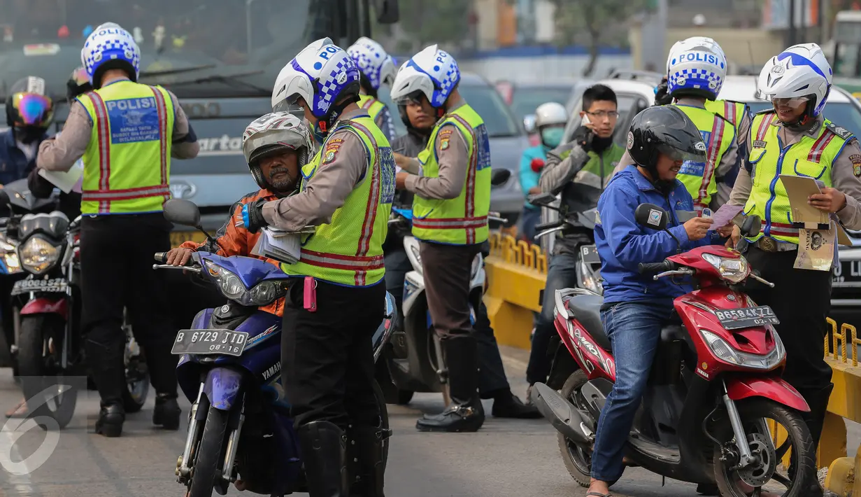 Sejumlah pemotor terkena razia sterilisasi jalur Transjakarta di Jalan Buncit Raya, Mampang, Jakarta, Jumat (25/9/2015). Setiap harinya banyak pemotor yang nekat memasuki lajur busway yang semestinya steril. (Liputan6.com/Faizal Fanani)