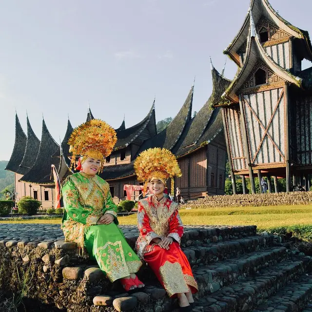 Fuji Berbusana Adat