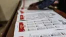 Petugas memeriksa contoh surat suara Pemilu 2019 di Kantor Komisi Pemilihan Umum (KPU), Jakarta, Kamis (13/12). KPU menggelar validasi untuk mencocokkan nama dan gelar caleg pada surat suara Pemilu 2019. (Liputan6.com/Faizal Fanani)