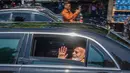 Perdana Menteri India Narendra Modi melambaikan tangan dari kendaraan saat tiba di Kompleks Candi Prambanan di Sleman, Yogyakarta, Rabu, 8 Juli 2026. (AFP/ Devi Rahman)