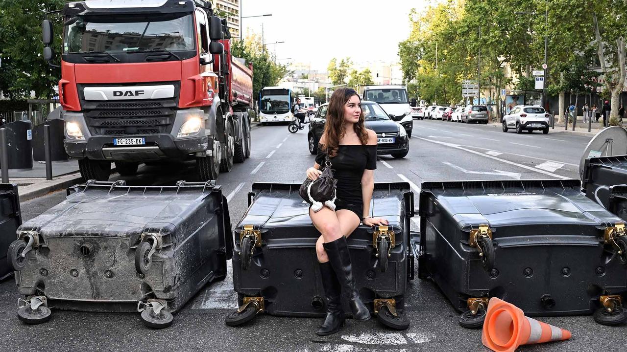 FOTO:  Gejolak di Prancis, Unjuk Rasa Nasional "Mari Kita Blokir semuanya” Sambut Perdana Menteri Baru