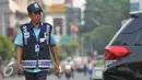 Petugas parkir mengontrol kendaraan yang parkir di Jalan Sabang, Jakarta Pusat, Senin (21/9/2015). Diduga mereka mendapatkan gaji di bawah UMP  DKI Jakarta. (Liputan6.com/Gempur M Surya)