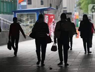 Warga melintasi terowongan Kendal, Dukuh Atas, Jakarta, Kamis (21/1/2021). Untuk mencegah penyebaran virus COVID-19, pemerintah memperpanjang pemberlakuan pembatasan kegiatan masyarakat (PPKM) di Jawa-Bali selama 14 hari kedepan, mulai 26 Januari-8 Februari 2021. (Liputan6.com/Helmi Fithriansyah)