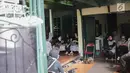 Sejumlah orang melayat ke rumah duka pemain bas Kerispatih, Andika Putra Sahadewa di kawasan Cipinang, Jakarta, Selasa (10/4). Rencananya, Andika Kerispatih akan dimakamkan pada Selasa sore, satu liang dengan sang ayah. (Liputan6.com/Faizal Fanani)