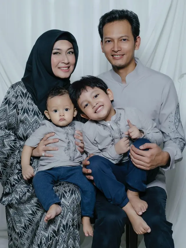 Istri Hamil Anak Ketiga, Ini 7 Momen Fedi Nuril dan Vanny Widyasasti Asuh Buah Hati