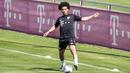 Pemain baru Bayern Munchen, Leroy Sane, melakukan sesi latihan di Munich, Selasa (14/7/2020). Mantan pemain Manchester City itu hanya berlatih ringan karena belum pulih 100 persen dari cedera lutut. (Matthias Balk/dpa via AP)