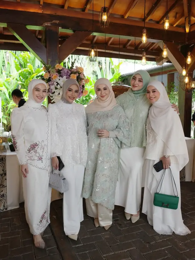 8 Detail Baju Bridesmaid di Acara Siraman dan Pengajian Syifa Hadju, Nuansa Tosca & Lace