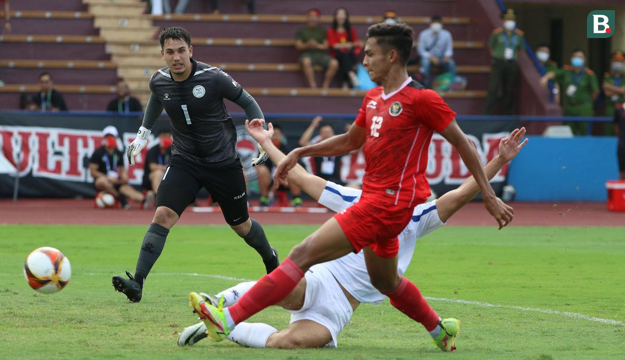 Muhammad Ridwan mampu membayar kepercayaan Shin Tae-yong usai diturunkan sebagai starter untuk pertama kalinya pada ajang ini. Ia mampu mencetak gol pertama dan menebar ancaman di lini belakang Filipina sebelum digantikan di 45 menit pertama. (Bola.com/Ikhwan Yanuar)