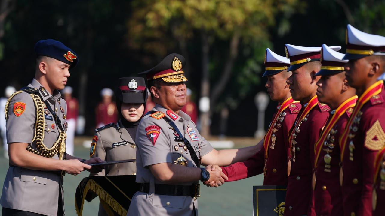 Wakapolri Komjen Dedi Prasetyo pimpin Upacara Penutupan Pendidikan Polri di Lapangan Bhayangkara, Akademi Kepolisian, Semarang, Jumat (10/7).