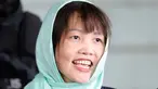 WN Vietnam yang menjadi tersangka kasus pembunuhan Kim Jong-nam, Doan Thi Huong meninggalkan Pengadilan Tinggi Shah Alam di Malaysia, Senin (1/4). Jaksa penuntut Malaysia membatalkan dakwaan terhadap Doan Thi Huong setelah mengaku bersalah atas tuduhan yang lebih ringan. (AP/Vincent Thian)