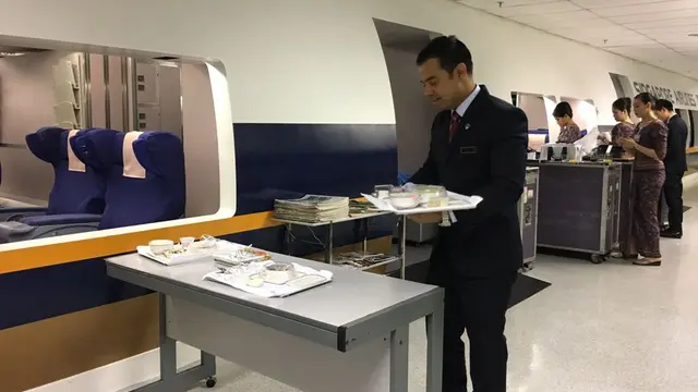 Perbedaan Pelayanan di Pesawat Kelas Bisnis dan Ekonomi