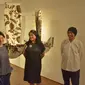 Thresia Mareta (kiri), Engel Tanzil (tengah), dan Adi Purnomo (kanan) yang sedang berada di instalasi seni Lorong Waktu di Kemang, Jakarta Selatan. (dok.Liputan6.com/Geiska Vatikan Isdy).