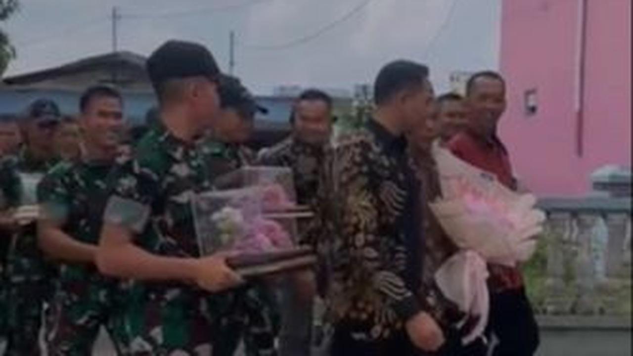 Menariknya, prajurit tersebut justru diantar oleh komandan dan rekan-rekannya untuk melamar sang kekasih. <br>