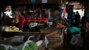 Aktivitas pedagang di Pasar Inpres Blok VI Senen, Jakarta, Rabu (14/4/2015). Kementerian Perdagangan akan merevitalisasi pasar rakyat, tidak sekadar perbaikan fisik tetapi juga dari sisi ekonomi, sosial budaya, dan manajemen. (Liputan6.com/Faizal Fanani)