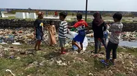 Sejumlah anak memungut dan memilah sampah dari tempat pembuangan sampah liar di Muara Baru, Jakarta Utara. (dok. Liputan6.com/Dinny Mutiah)