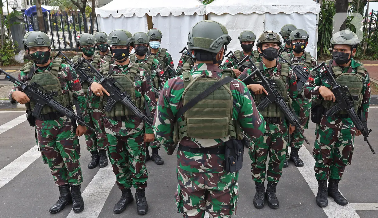 Sejumlah tentara saat melakukan pengamanan pada perayaan Paskah di Gereja Katedral, Jakarta, Jumat (2/4/2021). Sejumlah personel gabungan TNI-Polri disipakan untuk melakukan pengamanan di sejumlah gereja pada perayaan Paskah. (Liputan6.com/Herman Zakharia)