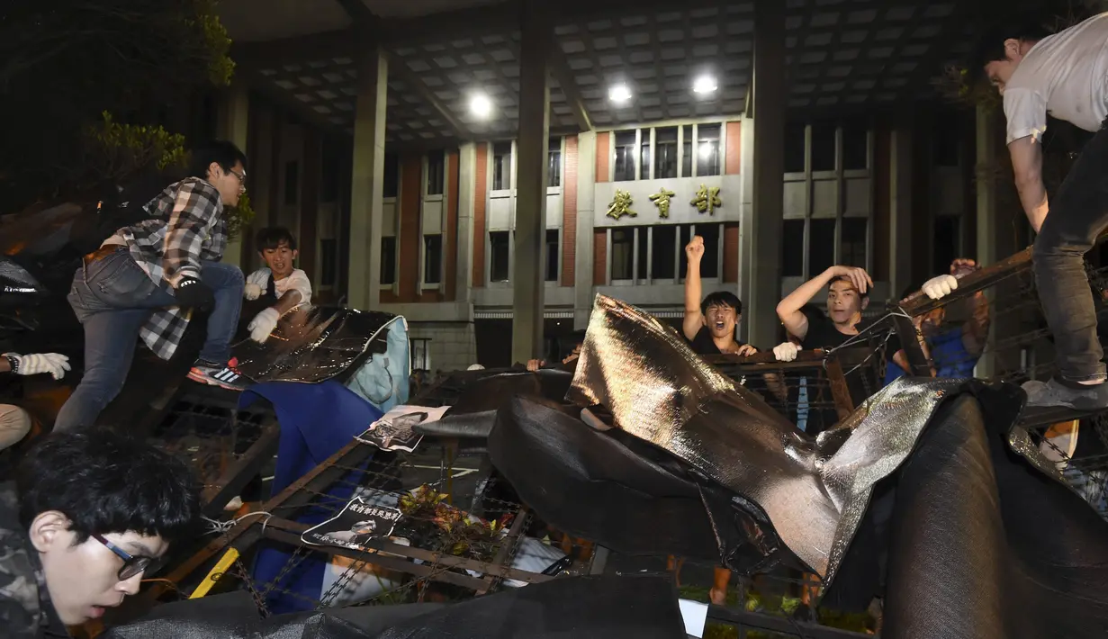 Pagar tampak rusak akibat para pelajar Taiwan menerobos masuk ke Gedung Kementerian Pendidikan,Taipei, Taiwan, Jumat (31/7/2015). Mereka marah atas beredarnya buku sekolah yang mempromosikan kebijakan Beijing, "One China". (REUTERS/Pichi Chuang)