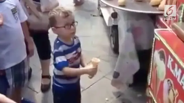 Seorang bocah dipermainkan penjual es krim Turki. Es krim dibolak-balik hingga membuat bocah tersebut marah dan menangis.