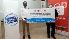 Corporate Affairs Director PT Frisian Flag Indonesia Andrew F. Saputro menyerahkan donasi kepada Pendiri Foodbank of Indonesia Hendro Utomo di Jakarta, Selasa (23/6/2020). Frisian Flag Indonesia dan Shopee Indonesia mengajak masyarakat melalui Gerakan Beli 1 Sumbang 1.(Liputan6.com/HO/Bon)