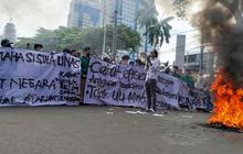 Mahasiswa Demo Indonesia Gelap: Diadang Beton Berduri, Aksi Bakar Ban di Jakarta dan Palembang