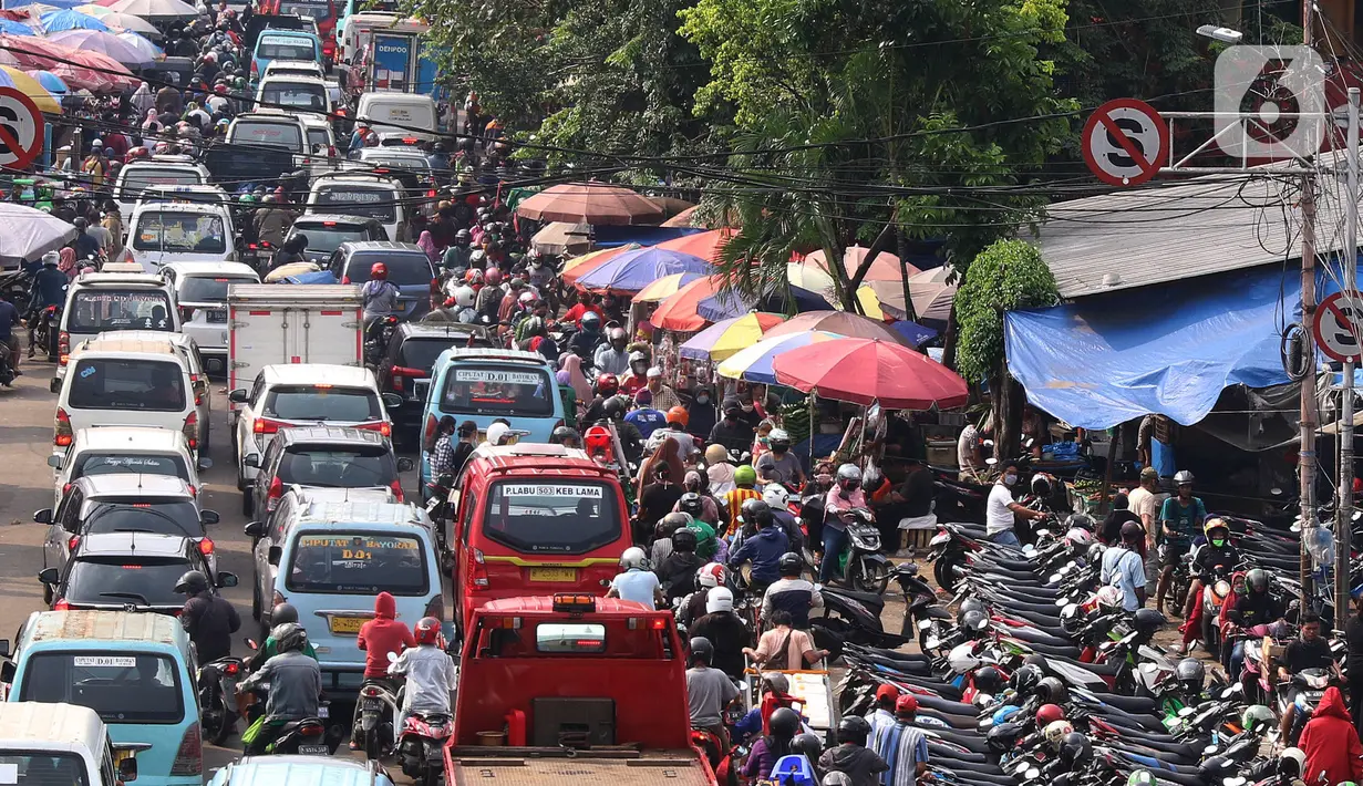 Suasana kendaraan yang terjebak kemacetan di Pasar Kebayoran Lama, Jakarta, Jumat (22/5/2020). Meski DKI Jakarta tengah memberlakukan PSBB, masih banyak masyarakt yang menyerbu Pasar Kebayoran Lama untuk berbelanja kebutuhan Lebaran. (Liputan6.con/Angga Yuniar)