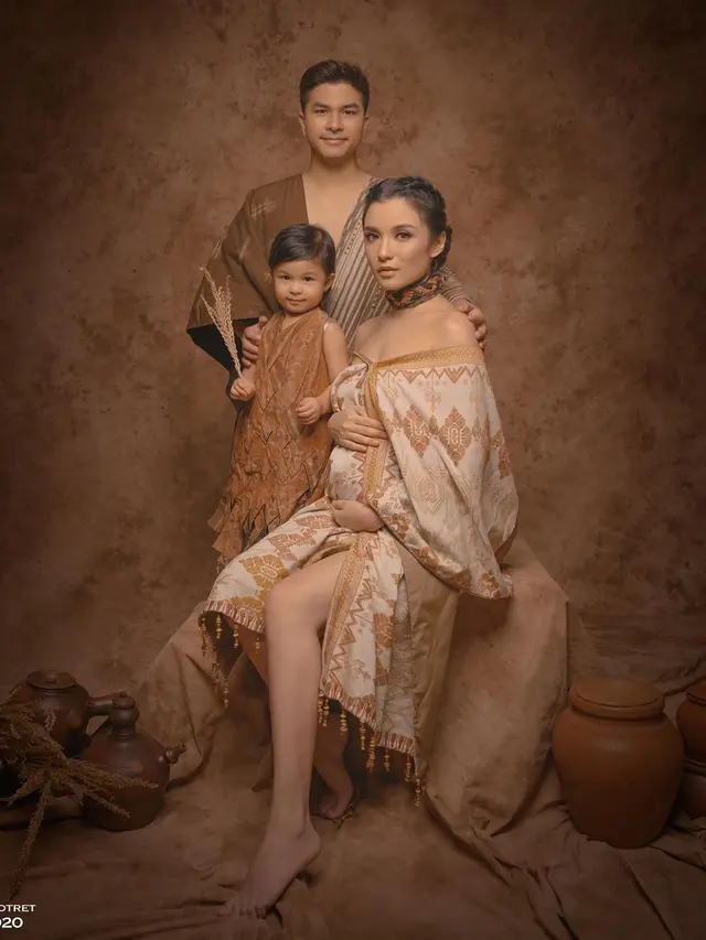 6 Potret Maternity Shoot Chelsea Olivia, Pose Nastusha Curi Perhatian