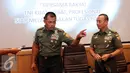 Panglima TNI, Jenderal Gatot Nurmantyo (kedua kanan) bersama KSAD Jenderal Mulyono usai memberi keterangan usai Rapim TNI tahun 2017 di Jakarta, Kamis (19/1). Panglima menjelaskan beberapa hasil Rapim TNI tahun 2017. (Liputan6.com/Helmi Fithriansyah)