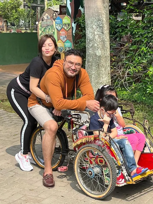 Cynthia Lamusu dan Surya Saputra bersama anak kembar (Instagram/cynthia_lamusu)