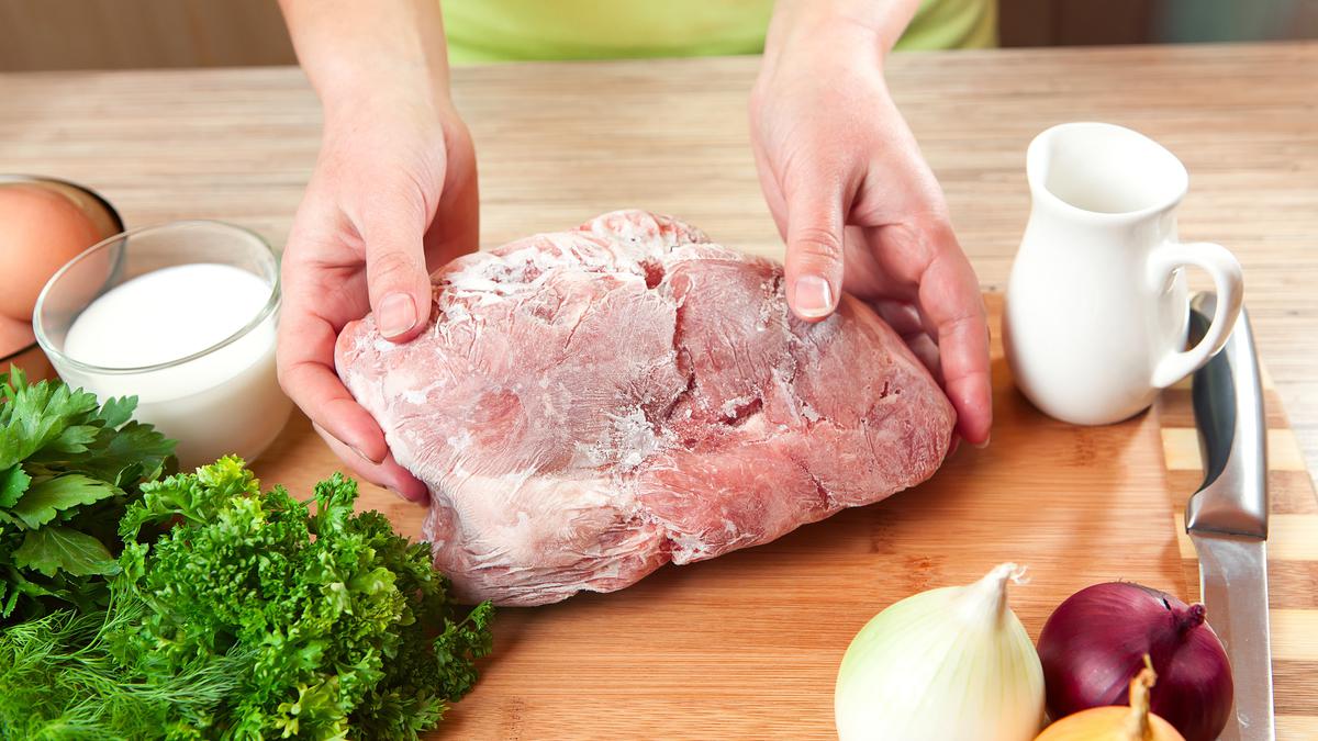 Jangan Langsung Disiram Air Panas, Ini Tips Mencairkan Daging Kurban dari Freezer yang Tepat