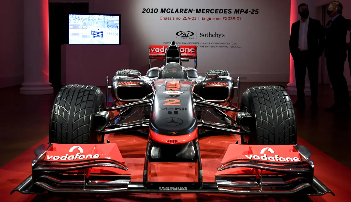 Tampilan mobil McLaren MP4-25A Mercedes yang dikendarai oleh pembalap Lewis Hamilton pada GP Turki 2010, saat dipamerkan di Sotheby London, Selasa (18/5/2021). Mobil McLaren tersebut  akan dilelang di Grand Prix (GP) Inggris pada bulan Juli 2021 mendatang. (AP Photo/Alberto Pezzali)