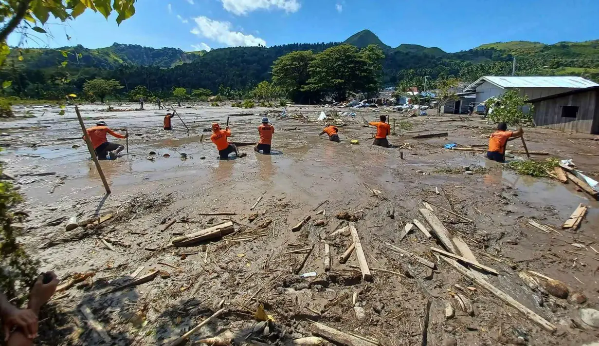 Tim penyelamat melanjutkan pencarian korban yang hilang dalam tanah longsor setelah Badai Tropis Nalgae menghantam Barangay Kusiong, Datu Odin Sinsuat, Provinsi Maguindanao, Filipina Selatan, Senin (31/10/2022). Sebelumnya diketahui para korban mengira saat Badai Nalgae menghantam wilayah mereka akan terjadi tsunami, sehingga membuat para korban berlari ke tempat yang lebih tinggi menuju gunung. (Philippine Coast Guard via AP)