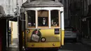 Seorang kondektur trem yang mengenakan masker berkendara di sepanjang jalan di Kota Lisbon, Portugal, 29 November 2021. Otoritas kesehatan Portugal mengidentifikasi 13 kasus COVID-19 varian Omicron. (AP Photo/Ana Brigida)