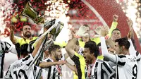 Para pemain Juventus mengangkat Piala merayakan gelar juara Coppa Italia 2020-2021 usai laga final melawan Atalanta di Stadion Mapei, Kamis (20/5/2021) dinihari WIB. Juventus semakin menegaskan diri sebagai raja Coppa Italia dengan koleksi 14 gelar juara. (AP Photo/Antonio Calanni)